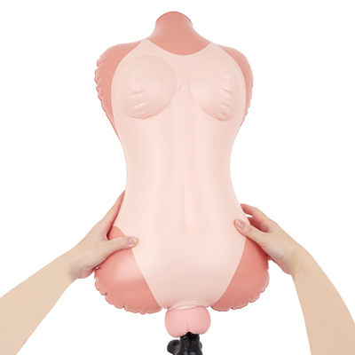 抱えやすいサイズ感で快適なプレイが可能。健康的なエロさを感じさせる日焼け跡が残る小麦肌ボディは、視覚的興奮度もUPします。　　※オナホールは付属していません。