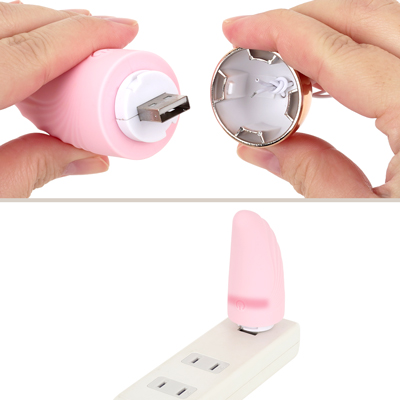 底のフタを開けて、USBポートから直接充電してください。充電中はランプが点滅し、点滅が終わったら充電終了です。