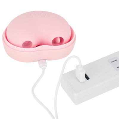 充電時間は約1.5時間、連続稼働時間は約１時間です。充電中はボタンが点滅し、充電完了すると点灯します。
