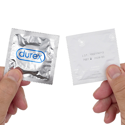 どちらもパウチに裏表があり、DUREXのロゴがある方が裏（男性側）です。反対の白い面はサラサラした加工が施されているため、暗闇の中で手探りでも判別＆装着が可能です。