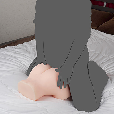 ベッドでの取り回しもサイズ的な本物感が魅力。挿入はしやすいものの、体位によっては脚の付け根が干渉して腰振りしにくく感じることもありました。