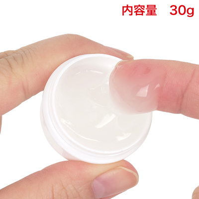 たっぷり使える内容量。とろっとした伸ばしやすいテクスチャーです。