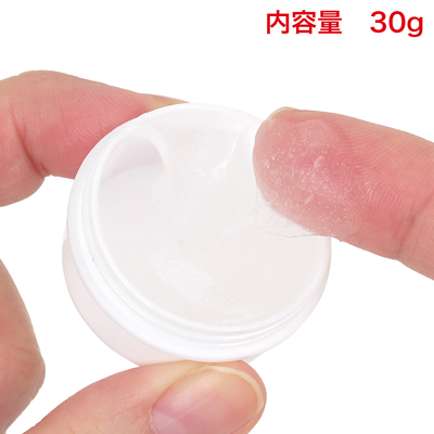 たっぷり使える内容量。ふわっと膜が張るような、なめらかなテクスチャーです。