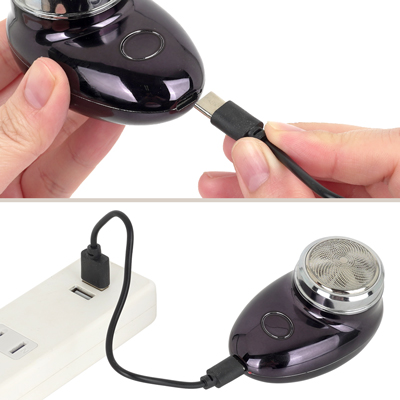 付属の専用USBケーブルを、本機USBコネクトに繋げて充電してください。充電中はコネクト脇のLEDライトが赤く点滅します。点灯すれば充電完了です。満充電で約25分作動します。
