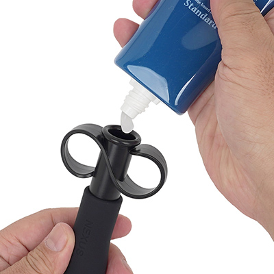【プロ】 液剤の粘度や容器などに応じて、直接シリンダーに流し込むのも有効です。シャフトにも潤滑剤を塗布しましょう。