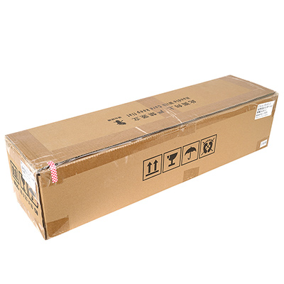 緩衝材に巻かれた本体は、19×20×79cmの細長いダンボールに収納された状態で届きます。商品名が記載されたシールは、発送時に剥がしますのでご安心ください。