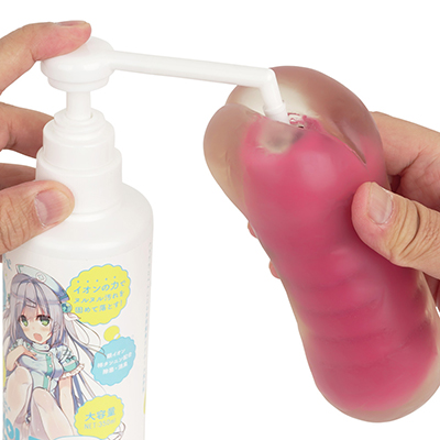 品格系などの大型オナホでもボトルと干渉せずにスプレーしやすい、ロングノズルを採用。ワンプッシュで適量ができるのも便利です。