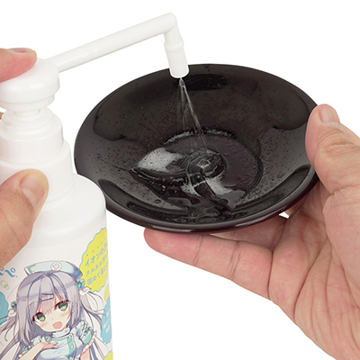 本作の液剤を半プッシュ分くらい吹きかけます。ローション成分である水とカルボマーにイオンが働きかけることで、化学反応が起こります。