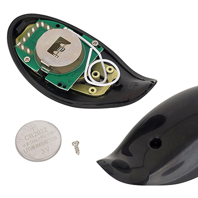 リモコンの電源は、CR2032型ボタン電池×１個（付属）です。ビスを外して基板から電池を抜かないといけないのが、けっこう面倒かも。