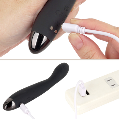 充電はマグネット式USB充電仕様。充電時間は約90分、最大連続稼働時間は約60分です。充電中はボタンが点滅します。