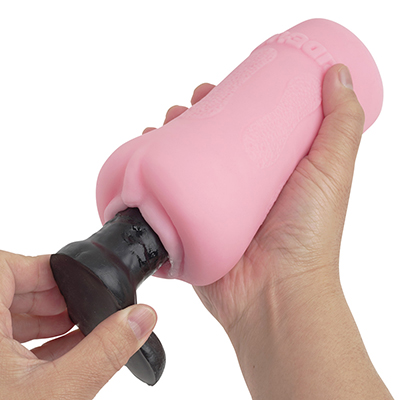 空気溜りが少ない構造ゆえ、バキューム感はほとんどなし。バタフライレールのタテヒダがペニスを支えるため、ストロークもしやすいです。