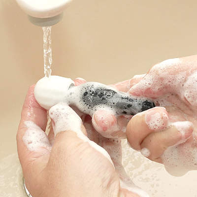 IPX7相当の防水性を備えており、流水丸洗いも可能。非常に使い勝手がよく、メンテナンス性にも優れます。ホント、弱点ないですなぁ。