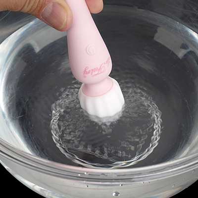水面の波紋で振動力をチェックします。ビシャビシャと派手にしぶきはしませんが、揺らめくような波が絶え間なく発生し、安定感もあります。