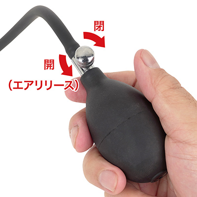 握り部分もシリコン製でポンピングしやすいです。エアバルブは加圧時に最後まで閉めて、空気を抜くときに開いて調整してください。