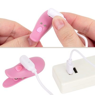 付属のマグネット式USB充電ケーブルを本体のマグネット部分につけて充電を行ってください。充電中はボタンが点滅します。