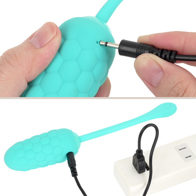 付属のUSB充電ケーブルを使ってライトが点滅するまで差し込んで充電を行ってください。
