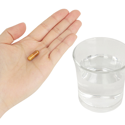 １日あたり３粒（「不屈の集中」の場合。「皇帝の力」は６粒）を目安に、水またはぬるま湯でお召し上がりください。