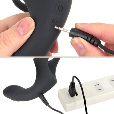 付属のUSB充電ケーブルを使って、電源ボタンのライトが点滅するまで差し込んで充電を行ってください。