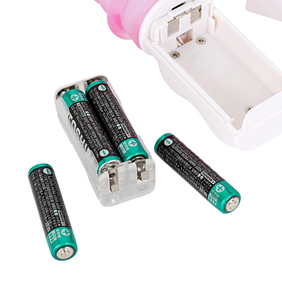 電源は単四電池×４本（付属）。グリップ裏から電池ボックスを取り出し、正しい向きで装填。端子が接触するようにセットしてください。