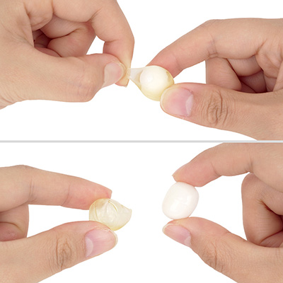 使用時は皮膜を引っ張って剥がし、中身を取り出します。取り出すと35℃前後の融点で溶けだすため、ご注意ください。