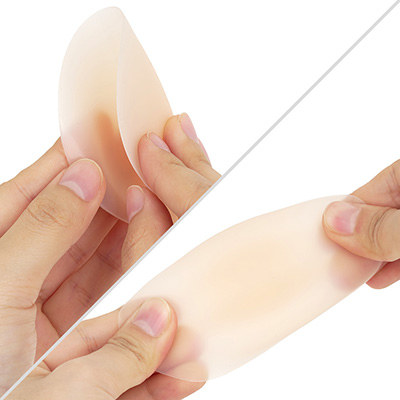 シリコンなのでニオイやベタ付きがなく、薄いので柔らかいです。伸縮性はありませんが、肌に密着させやすい感じ。