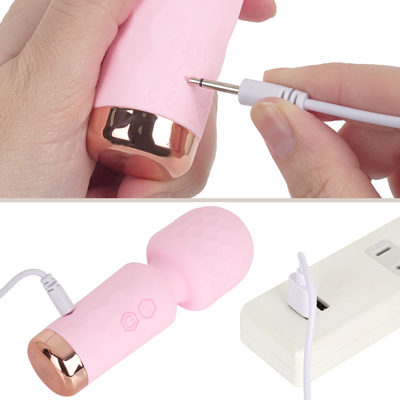 付属のUSB充電ケーブルをDCジャックに差し込んで充電を行ってください。充電時間は約90分、連続使用時間は約120分です。充電中はボタンが点滅し、満電になると点灯します。