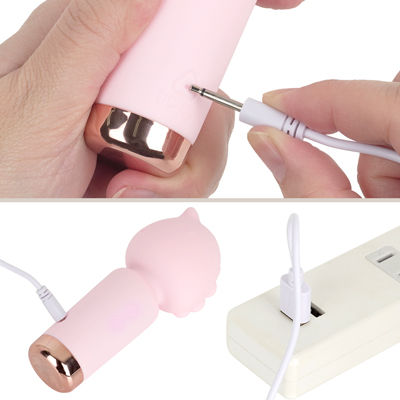 付属のUSB充電ケーブルをDCジャックに差し込んで充電を行ってください。充電時間は約90分、連続使用時間は約120分です。充電中はボタンが点滅し、満電になると点灯します。