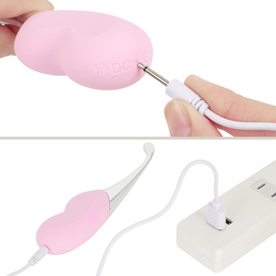 付属のUSB充電ケーブルをDCジャックに差し込んで充電を行ってください。充電時間は約90分、連続使用時間は約60分です。充電中はボタンが点滅し、満電になると点灯します。