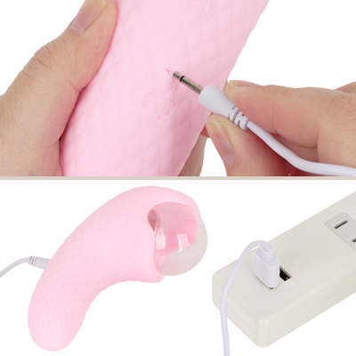 付属のUSB充電ケーブルをDCジャックに差し込んで充電を行ってください。充電時間は約90分、連続使用時間は約60分です。充電中はボタンが点滅し、満電になると点灯します。