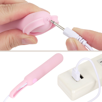 付属のUSB充電ケーブルをDCジャックに差し込んで充電を行ってください。充電時間は約90分、連続使用時間は約60分です。充電中はボタンが点滅し、満電になると点灯します。