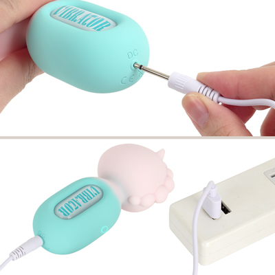 付属のUSB充電ケーブルをDCジャックに差し込んで充電を行ってください。充電時間は約90分、連続使用時間は約45分です。充電中はボタンが点滅し、満電になると点灯します。