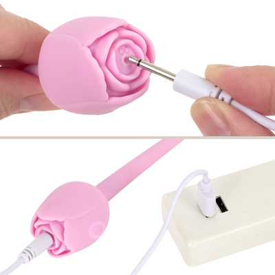 付属のUSB充電ケーブルをDCジャックに差し込んで充電を行ってください。充電時間は約120分、連続使用時間は約60分です。充電中はボタンが点滅し、満電になると点灯します。