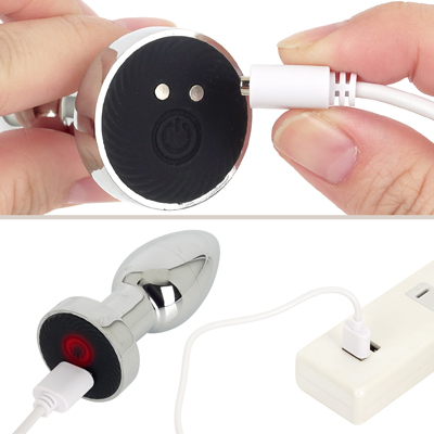 付属のUSB充電ケーブルをDCジャックに差し込んで充電を行ってください。充電中はライトが点滅します。