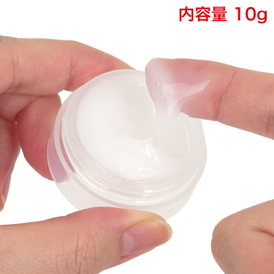 ２種の容器、内容量は共通。一般的なクリームケースに入っています。