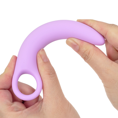 素材はお肌にやさしいプレミアムシリコンを使用。女性の体にフィットする穏やかな曲線と先端を細くすることで、スムーズでストレスのない快適な使用感を実現。ソフトに曲がり無理なく挿入できます。　