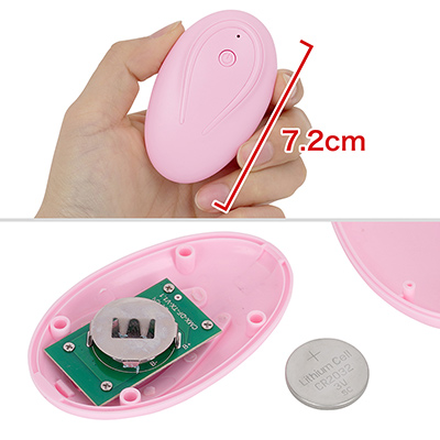 こちらは専用リモコンです。電源はCR2032型ボタン電池×１個（付属）で、交換時は裏ブタを外して、基板から抜き出します。