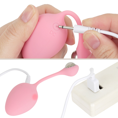 付属のUSB充電ケーブルをDCジャックに差し込んで充電を行ってください。約60分の充電で最大約65分の連続使用が可能です。充電中はボタンが点滅します。