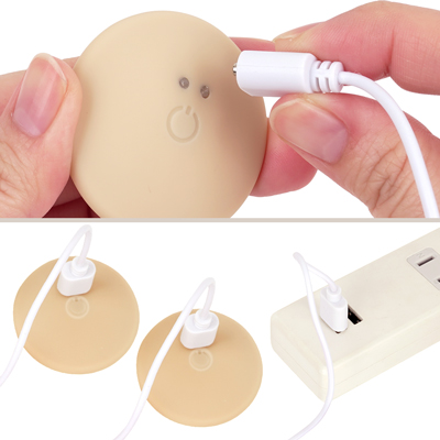付属のマグネット式USB充電ケーブルを本体のマグネット部分につけて充電を行ってください。約１時間の充電で最大約１時間の連続使用が可能です。充電中はボタンが点滅し、満充電で点灯します。