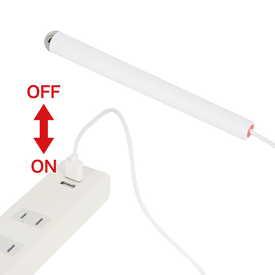 USBポートの抜き差しで電源ON／OFFを制御します。稼働中は本体底部のLEDが赤く点灯するため、見て判断できるのも便利。