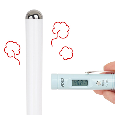 表面温度をチェックすると、ここまで熱くなりました。サーモスタットによる自動OFF機能も備わっていますが、加熱しすぎにはご注意ください。