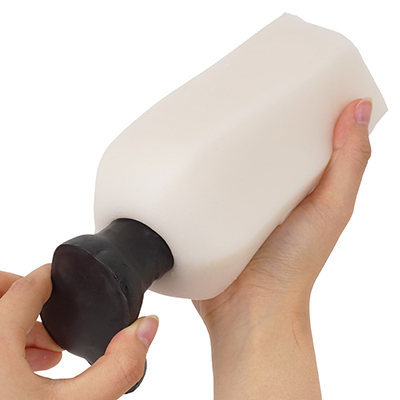 柔らかすぎて、空気抜きもバキューム感もほぼゼロ。半勃起でも挿入しやすいですが、通常のストロークはしにくいです。根元までペニスを沈めたら、素材を手繰りよせるように動かすのがオススメ♪