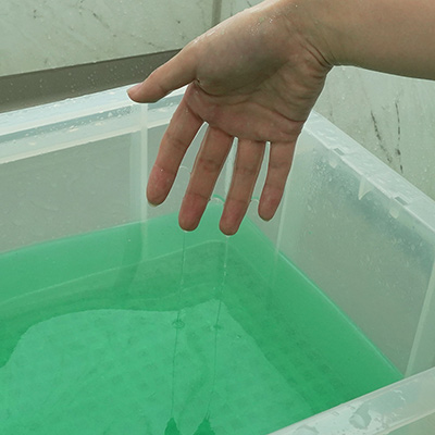 【使用手順３】十分に混ぜてトロみをお湯全体に馴染ませると…ほら、こんな風にネットリしたお風呂が完成。存分にイチャコラしましょう。
