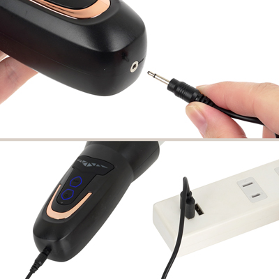 付属のUSB充電ケーブルをライトが点滅するまで差し込んで充電を行ってください。約150分の充電で約60分の連続使用が可能です。充電中はボタンが点滅し、満充電で点灯します。