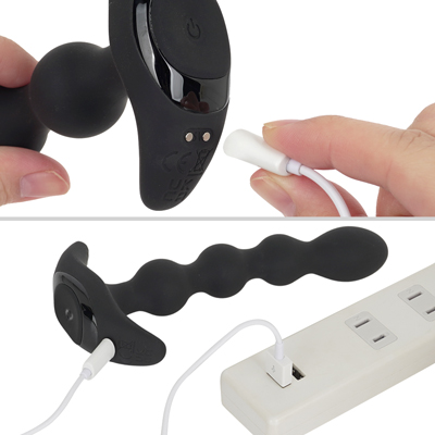 付属のマグネット式USB充電ケーブルを本体のマグネット部分につけて充電を行ってください。約40分の充電で最大約60分の連続使用が可能です。充電中はボタンが点滅し、満充電で点灯します。