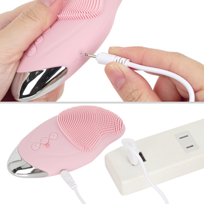 付属のUSB充電ケーブルを、ライトが点灯するまで差し込んで充電を行ってください。充電完了するとライトは消灯します。