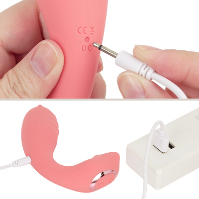 付属のUSB充電ケーブルを、ライトが点滅するまで差し込んで充電を行ってください。満充電で最大約40分の連続使用が可能です。充電中はボタンが点滅し、満充電で点灯します。
