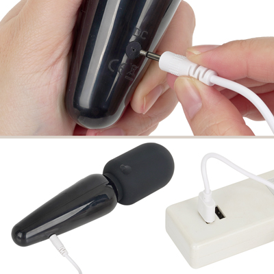 付属のUSB充電ケーブルを、DCジャックに差し込んで充電を行ってください。約120分の充電で最大約60分の連続使用が可能です。