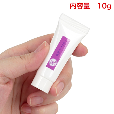シンプルなチューブタイプ。コンパクトで使い切りやすく、持ち運びにも便利なサイズです。