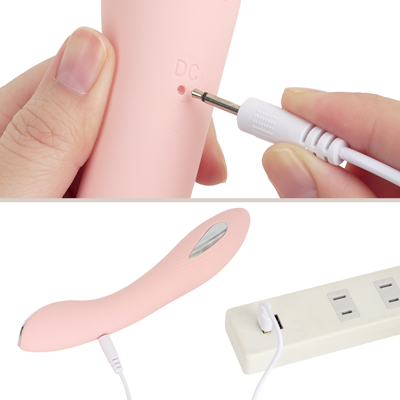 付属のUSB充電ケーブルを、ライトが点滅するまで差し込んで充電を行ってください。