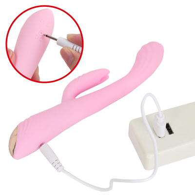 付属のUSB充電ケーブルを、ライトが点滅するまで差し込んで充電を行ってください。